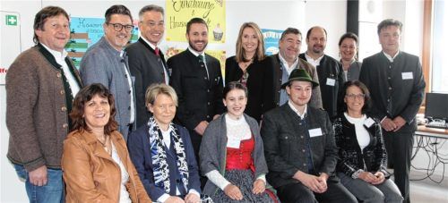 Am Klausurgespräch beteiligt waren (hinten von links): Die Landtagsabgeordneten Nikolaus Kraus und Dr. Martin Brunnhuber (beide FW), Landrat Otto Lederer, Abgeordneter und Zweiter Bürgermeister Daniel Artmann (beide CSU), Staatsministerin Anna Stolz, Abgeordneter Josef Lausch (FW), BBV-Obmann Josef Andres, stellvertretende Kreisbäuerin Maria Fischbacher und Schulleiter Stefan Schellenberger sowie (vorne von links) Regierungsschuldirektorin Caroline Stahl, Amtsdirektorin Anne Ratlinger, die Schülersprecher Mona Ganslmeier und Thomas Fischbacher sowie AELF-Chefin Anna Bruckmeier. Foto Zandl