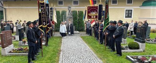 Am Kriegerdenkmal wurde ein Kranz für Gefallene und Vermisste niedergelegt. Foto manzinger