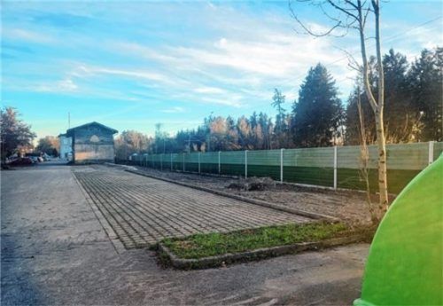 An der alten Lagerhalle sind die Erdwälle entfernt. Durch Querparker wurde an Platz gewonnen. Foto stache