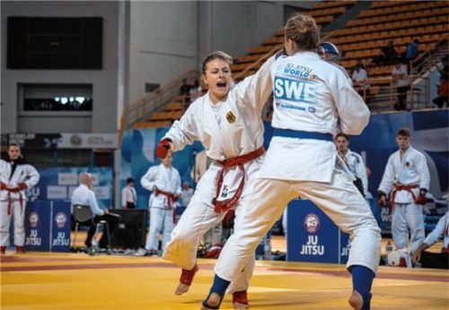 Anja Guercke (roter Gürtel) kämpfte im Halbfinale gegen die amtierende Europameisterin Emma Lette.Foto Elsa Braun