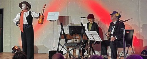 Antonia Gottwald mit ihrem „Orchester“: Konzertpianistin Mari Kitagawa (hier auf der Clavinova) und Musikprofessor Klaus Nagurski (Saxofon, Klarinette, Flöte).Foto kirchner