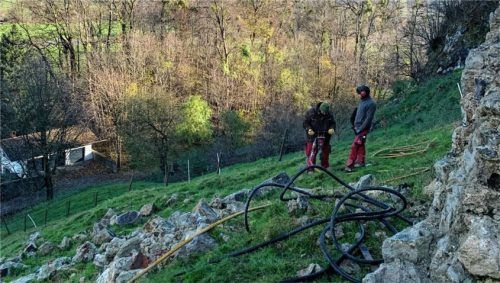 Arbeiter haben mit dem Aufbau des Stabilisierungsgerüstes begonnen.Foto Landratsamt