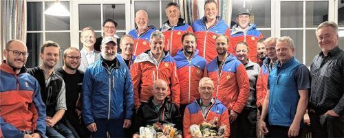 Aschaus Bürgermeister Simon Frank (Vierter von links) dankte den Mitgliedern der Lawinenkommission für ihren ehrenamtlichen Einsatz. Foto re