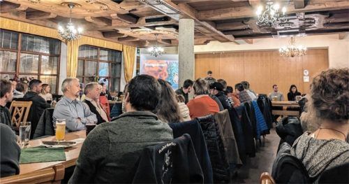 Auch wenn der Fasching in Rohrdorf heuer nicht stattfinden wird, laufen bereits die Planungen für die Saison 2025/2026. Einstimmig beschloss die Jahreshauptversammlung, die Amtszeit des Vorstands um ein Jahr zu verlängern.Foto Aberle