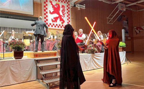 Auch zwei Jedi-Ritter mit ihren Laserschwertern waren unter den Konzertbesuchern.Foto  Janeczka