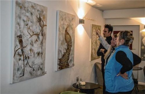 Auf der Vernissage erläuterte die Künstlerin (Mitte) ihre Werke den interessierten Gästen. Fotos Stache
