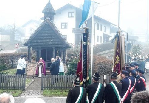 Aufstellung am Friedensdenkmal in Prutdorf.Foto  Hötzelsperger