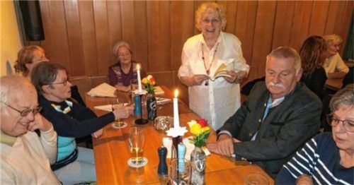 Bärbel Riemer bei ihrem Vortrag des schlesischen Gedichts „Is Schlachtefest“. Foto Baumann
