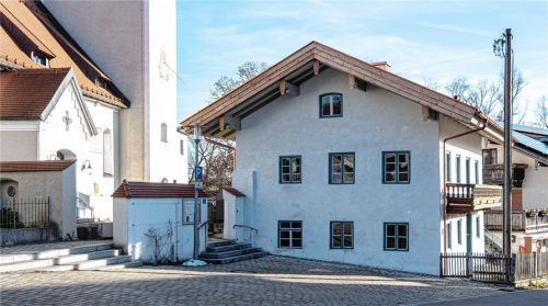 Baukultur steckt nicht nur in alten, denkmalgeschützten Häusern wie hier dem ehemaligen Bader-Haus. Auch in ganz neuen Häusern kann sie zu finden sein, und die möchte Prutting mit seinem Baukulturpreis besonders hervorheben. Foto Thomae