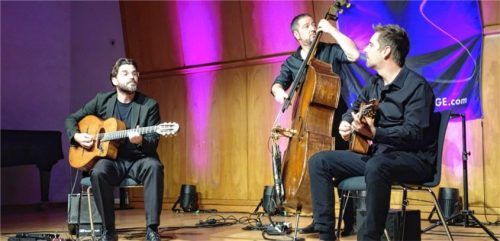 Begeisterten das Publikum: (von links) Joscho Stephan (Sologitarre), Volker Kamp (Bass) und Geburtstagskind Sven Jungbeck, der vom Saal ein „Happy Birthday“ erhielt.Foto friedrich