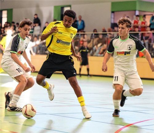 Bei den B-Junioren duellierten sich die Ortsnachbarn TSV Bernau (Mitte) und SG Prien/Bad Endorf. Beide schafften den Einzug in die Zwischenrunde. Foto Christian Mühlhofer