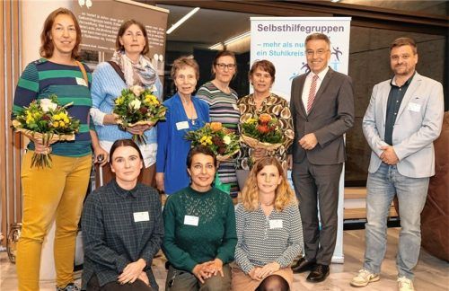 Bei der Ausstellungseröffnung: (hinten, von links) Anja Arnold, Regina Hollweck, Waltraud Gelner, Karin Woltmann, Annelies Martin, Landrat Otto Lederer, Sebastian Kurz; (vorne, von links) Olga Nickel, Ehrenamtskoordinatorin Giulia Giardina, Nadine Hausburg. Foto Landratsamt Rosenheim