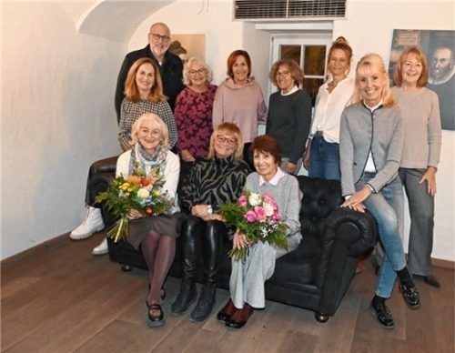 Bei der Ehrung: (sitzend, von links) Maria Wolfarth, Christine Bacher-Seibt, Brigitte Schwaighofer; stehend (von links): Karin Wiesböck und Stefan Kürschner mit den Kolleginnen der Stadtführerzunft.Foto Schlecker