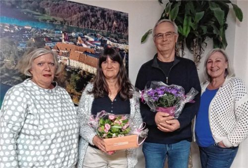 Bei der Ehrung: (von links) Familienpaten-Koordinatorin Dorothée Ortner, die Familienpaten Ulrike Bornhold und Konrad Pickel sowie Beate Zeif, ebenfalls Familienpaten-Koordinatorin beim Kinderschutzbund.Foto Kinderschutzbund Rosenheim