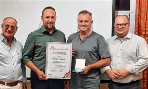Bei der Ehrung: (von links) Obermeister Hubert Lohberger, stellvertretender Obermeister Andreas Kürmeier, Hans Bauer und der Geschäftsführer des Verbands Metzgerhandwerk Bayern, Lars Bubnick.Foto Kreishandwerkerschaft