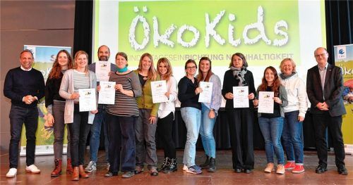 Bei der Preisverleihung in München: Umweltminister Thorsten Glauber (links), Katharina Fichter und Svenja Reichmacher (Sechste und Siebte von links) sowie Norbert Schäffer, Vorsitzender vom Landesbund für Vogelschutz (rechts). Foto re