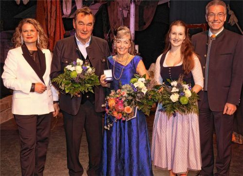 Bei der Preisverleihung: Kulturreferentin Anke Hellmann (links) und Landrat Otto Lederer (rechts) mit den Preisträgern des Kulturpreises 2024: Heinz Baumgartner, Elfriede Ringsgwandl (Mitte) und Elisabeth Sinhart.Foto Landratsamt Rosenheim