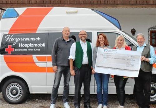 Bei der Scheckübergabe dabei (von links): Werner Schillinger (Mitglied Festausschuss), Christian Riederer (Festleiter), Doreen Lein (Schatzmeisterin), Gitti Baumann (Organisatorin der Herzenswunschfahrten) sowie Herbert Weiß (Erster Schützenmeister).