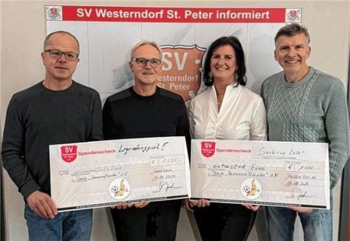 Bei der Scheckübergabe freuten sich: (von links) Klaus Jordan, Vorsitzender des SV Westerndorf, Oliver Fiederer, Vorsitzender des Teams Bananenflanke Rosenheim, Katrin Jackl, stellvertretende Vorsitzende des SV Westerndorf, sowie Hans Jackl, Veranstaltungsleiter der 75-Jahr-Feier. Foto Team Bananenflanke