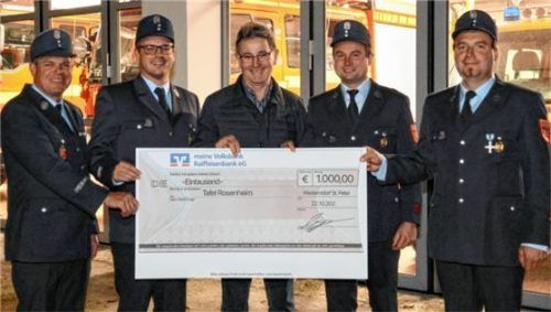 Bei der Spendenscheckübergabe an die Rosenheimer Tafel: (von links) Kommandant Peter Höhensteiger, Zweiter Kommandant Lorenz Egner, Georg Baumann von der Tafel Rosenheim, stellvertretender Vorstand Peter Bichler, Vorstand Christian Egger.Foto Feuerwehr Westerndorf