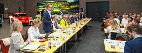 Bei einem gemeinsamen Treffen der IHK-Regionalausschüsse Traunstein und Berchtesgadener Land informierten sich die Mitglieder bei Bahn-Experten über die geplanten Streckenmodernisierungen von München über Mühldorf und Rosenheim nach Salzburg und mögliche Verkehrsprobleme für die Region 18.Foto Effner
