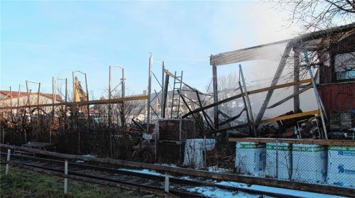 Bei einem Großbrand ist eine Lagerhalle in Feldolling vollständig zerstört worden. Foto Hadersbeck