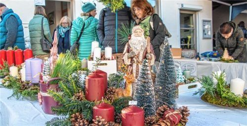 Beim Adventsmarkt konnten Kränze und Gestecke erworben werden. Foto Stache