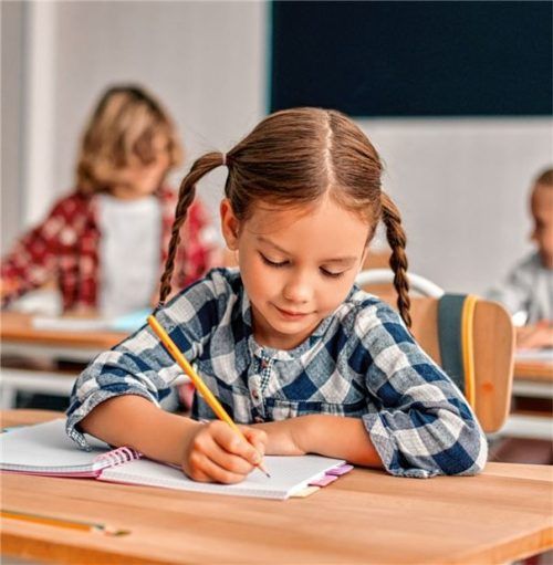 Beim Schreiben sollte das Kind stabil sitzen und den Stift mit Daumen und Zeigefinger halten, der Mittelfinger unterstützt (sogenannte Dreipunktstifthaltung). Foto adobestock