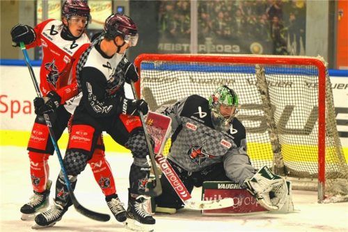 Beim Training zeigte sich Starbulls-Torwart Oskar Autio bereits wieder in Form. Hier fängt er die Scheibe vor Stefan Reiter und Simon Gnyp (links) ab.Foto Marinus Obermaier