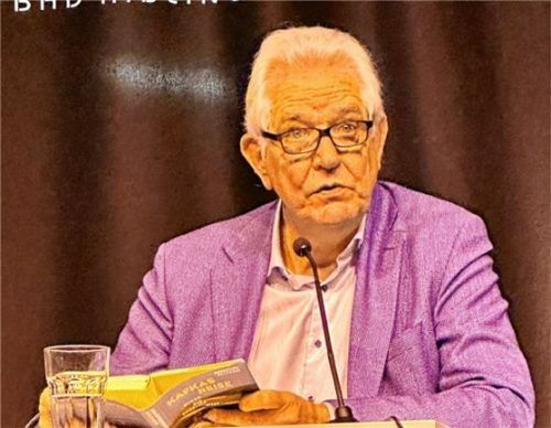 Bernhard Setzwein las konzentriert und sehr ernsthaft aus seinem heiteren Kafka-Roman.Foto janka