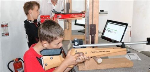 Besonderen Wert legt die Schützengesellschaft „Die Elfer“ Wildenwart auf die Arbeit mit den „Lichtgewehrkindern“. Foto ´Rehberg