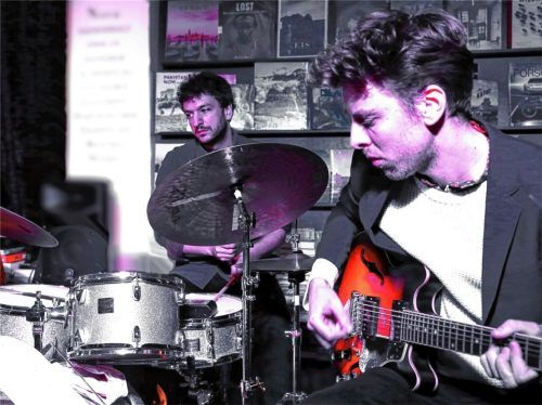 Bestens eingespielt: Peter Gall (am Schlagzeug) mit dem Gitarristen Reinier Baas.Foto Lüers