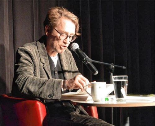 Bestsellerautor Jan Weiler las in der voll besetzten Rosenheimer Stadtbibliothek.Foto Sieberath,