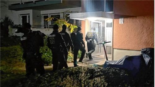 Besuch vom Landeskriminalamt: Die Wohnungen von 19 Verfassern von Hass-Kommentaren im Internet wurden im Rahmen einer bundesweiten Aktion durchsucht. Foto LKA Bayern