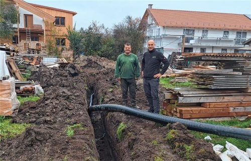Betreiber Stefan Schmid (links) und Andreas Haubner von der Firma Enerpipe. Foto re