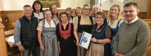 Büchereileiterin Andrea Weyerer und ihre Stellvertreterin Elisabeth Auer (Dritte und Fünfte von rechts) freuen sich mit ihrem Team sowie Diakon Günter Schmitzberger (rechts) und Gemeinderat Wolfgang Ull (links) über das silberne Bücherei-Siegel.Foto Stuffer-Chunphetch