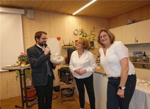 Bürgermeister Johannes Zistl, Vorsitzende Christie Baumgartner und Lisa Steingraber, stellvertretende Vorsitzende, beim Festabend.Foto merk