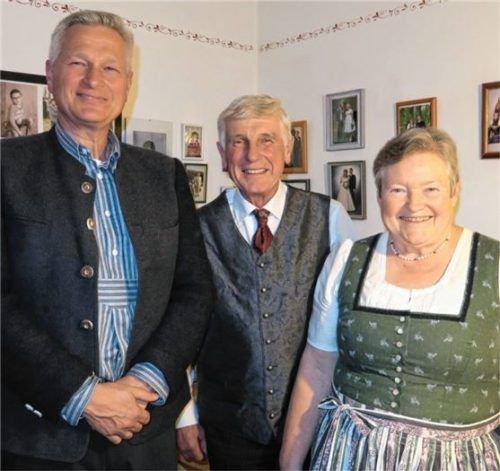 Bürgermeister Richard Richter gratulierte Vigil und Maria Grabichler zur goldenen Hochzeit (von links). Foto baumann