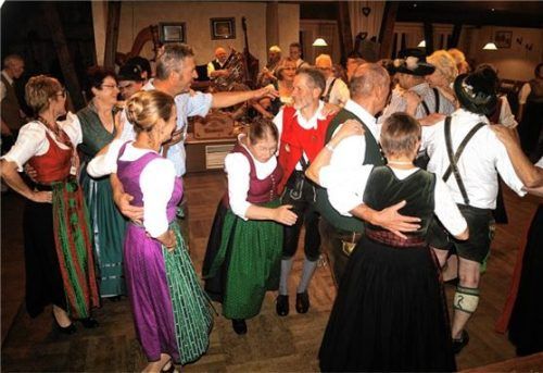 Christian Hengstberger (Mitte) zeigte die Figutentänze vorjeder Tanzrunde kurz vor.Foto Volkstanzkreis Rosenheim