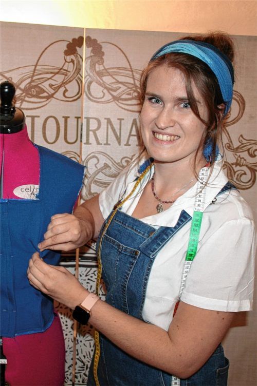 Christine Bergener ist nur noch selten in ihrer Schneiderwerkstatt zu Hause in Gottschalling bei Bad Feilnbach beim Nähen von Trachten.Foto Petra Lezius-Pratsch