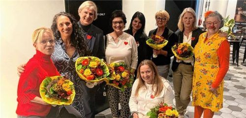 Christine Domek-Rußwurm, Vorsitzende der „Rosenheimer Aktion für das Leben“ (Zweite von links) ehrte langjährige Vereinsmitglieder mit Blumen. Foto Rosenheimer Aktion für das Leben
