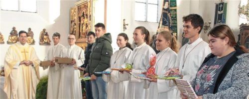 Dank sagte Pfarrvikar Böckl-Bichler den „alten“ Ministranten (von rechts) Magdalena Andraschko, Korbinian Altermann, Miriam Altermann, Franziska Albersinger, Johanna Albersinger, Jonas Thaller und Bastian Thaller. Fotos albersinger