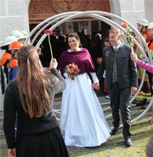 Das Brautpaar Elisabeth Weichinger und Sebastian Seidl ging durch das Schlauch-Spalier der Jugendfeuerwehr.