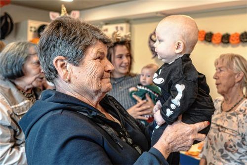 Das Bürgerhaus Mangfalltreff will ein Treffpunkt für alle Kolbermoorer, jung wie alt, sein. Lucie Aderhold (rechts) und Roswitha Günther beweisen das eindrücklich. Foto Thomae