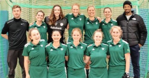 Das Damen-Team des SBR: hinten von links: Robert Petsch, Theresa Ober, Christina Appl, Miriam Gablac, Lea Gablac, Sarah Göpfert, Mike Christoph; vorne von links: Meret Heinrich, Valentina Labonte, Pia Thaller, Alexandra Schwarz, Nathalie Heike; es fehlen: Christina Brunner, Michaela Patzner, Lena Sporer, Sophie Albertshofer, Anke Krapf.Foto re