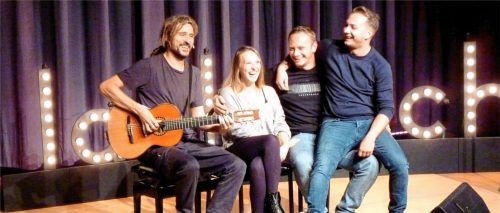 Das Ensemble mit (von links) El Mago Masin, Mia Pittroff, Michael Eller und Rolf Bossi, am Piano Moderator Frederic Hormuth.Foto fischer