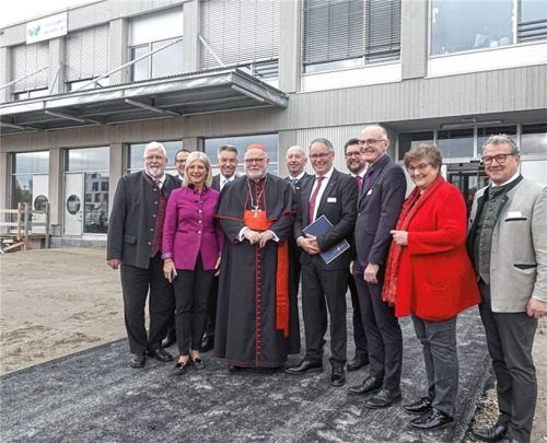 Das Gruppenbild vor dem Gebäude zeigt (von links) den Landtagsabgeordneten Sebastian Friesinger, Richard Stefke, Vorsitzender des Aufsichtsrats des Caritasverbands, Bayerns Sozialministerin Ulrike Scharf, Rosenheims Landrat Otto Lederer, Erzbischof Reinhard Kardinal Marx, Martin Zoßeder, Leiter der Wendelstein Werkstätten in Rosenheim und Raubling, Bezirkstagspräsident Thomas Schwarzenberger, Caritas-Vorstand Thomas Schwarz, Caritas-Direktor und Vorstandsvorsitzenden Professor Hermann Sollfrank, Caritas-Vorständin Gabriele Stark-Angermeier und den ehemaligen Rosenheimer Landtagsabgeordneten Klaus Stöttner. Fotos Wunsam