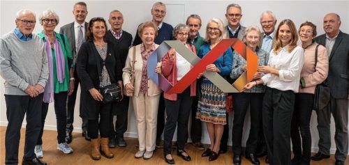 Das Logo steht für eine gemeinsame Idee: Karl Göpfert, Vorstandsvorsitzender der Sparkasse Rosenheim-Bad Aibling (Dritter von links), sein Amtsvorgänger Alfons Maierthaler (Siebter von links) und Alexa Dietz, die Geschäftsführerin des Stifterkreises (Dritte von rechts), tauschten sich mit Unterstützern des Stifterkreises aus.Foto Sparkasse