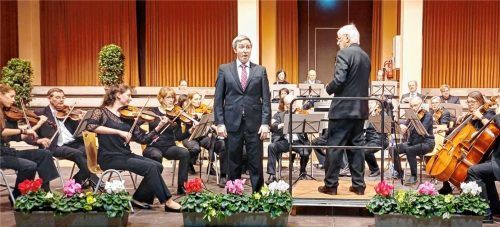 Das Musikkollegium Traunstein unter der Leitung von Augustin Spiel konzertierte in der Aula der Berufsschule mit Benjamin Sattlecker.Foto Giesen