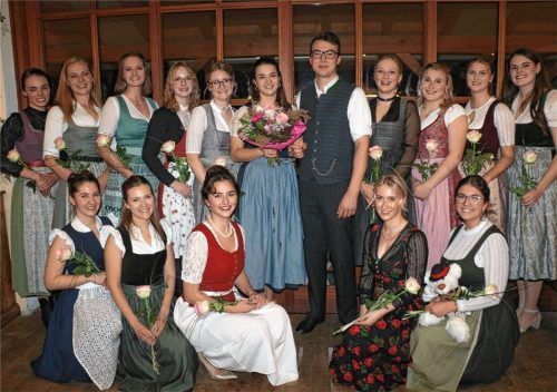 Das neue Aschauer Prinzenpaar Prinzessin Marina I. und Prinz Johann I. (Mitte) umgeben von der Garde. Foto Rehberg